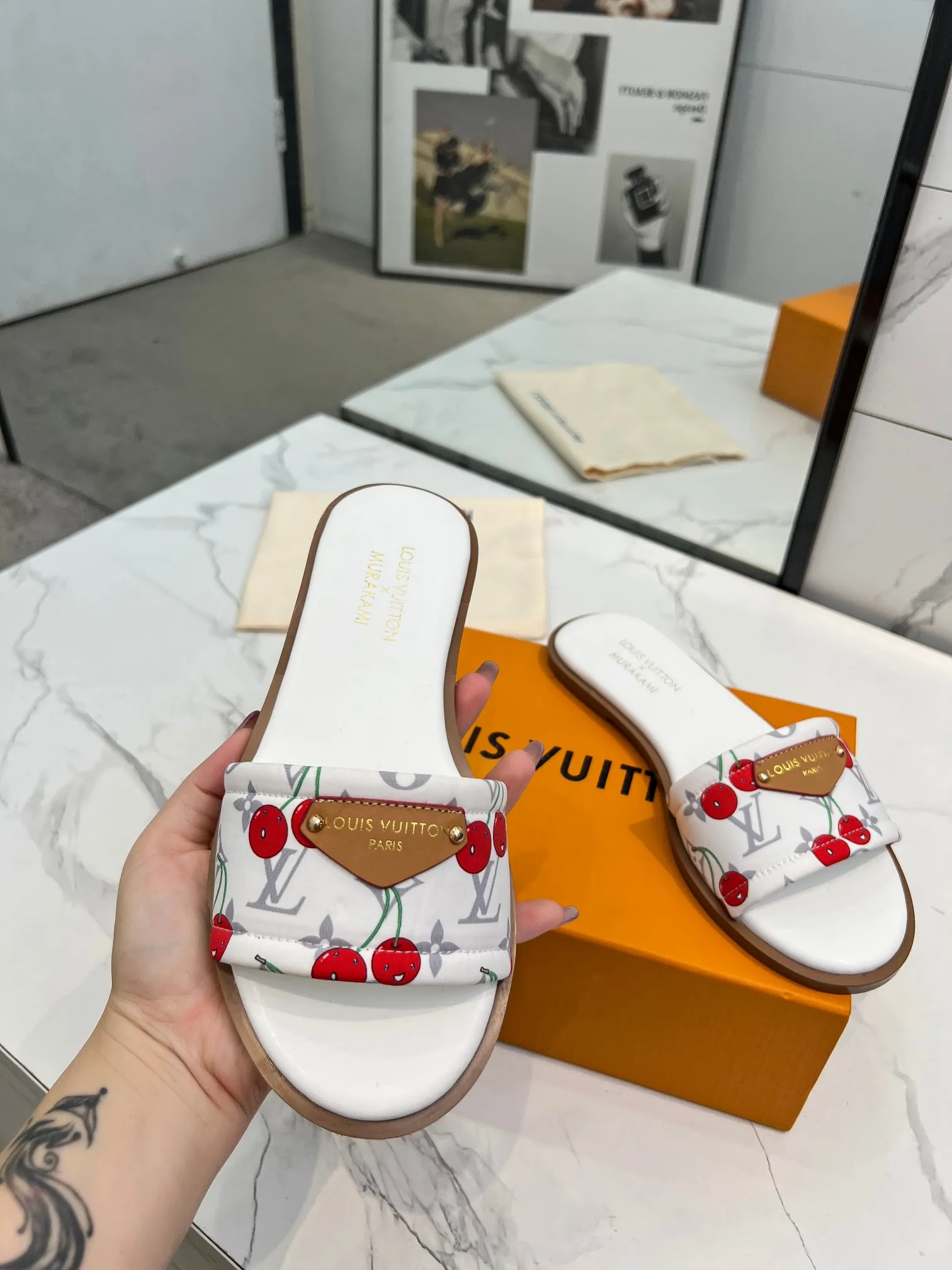 👟👟Ex-factory price 320👟👟 Genuine leather sole +40 Louis Vuitton, 1:1 advanced customization upper, fabric: customized LV special fabric, lining: sheepskin, original molding hardware, code number: 35-42, order with pictures, welcome to send pictures to place an order,